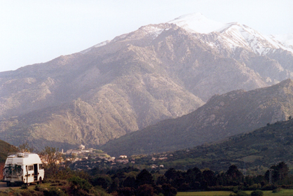 092-corte devant la montagne